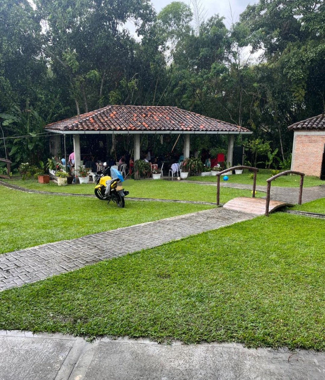 Zonas verdes de Wailele con kiosco, senderos y jardín