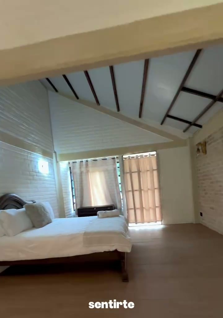 Espacio interior amplio con techo alto en Wailele
