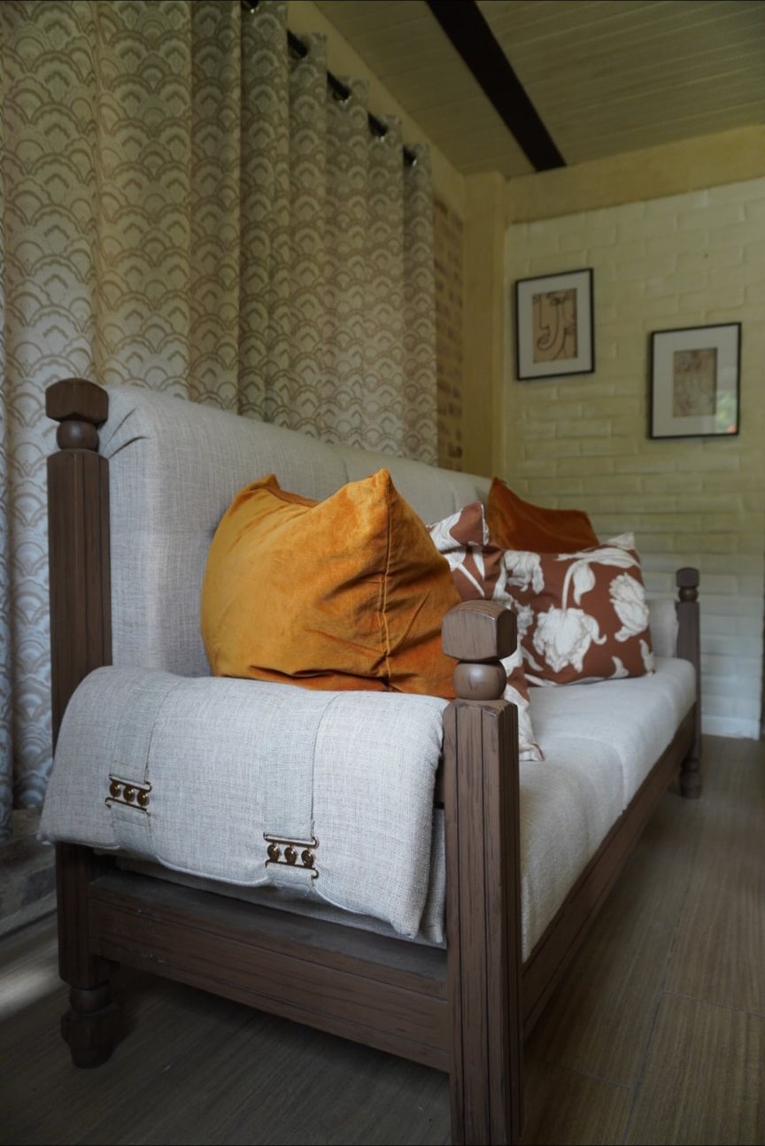 Daybed en madera con cojines naranjas en Wailele