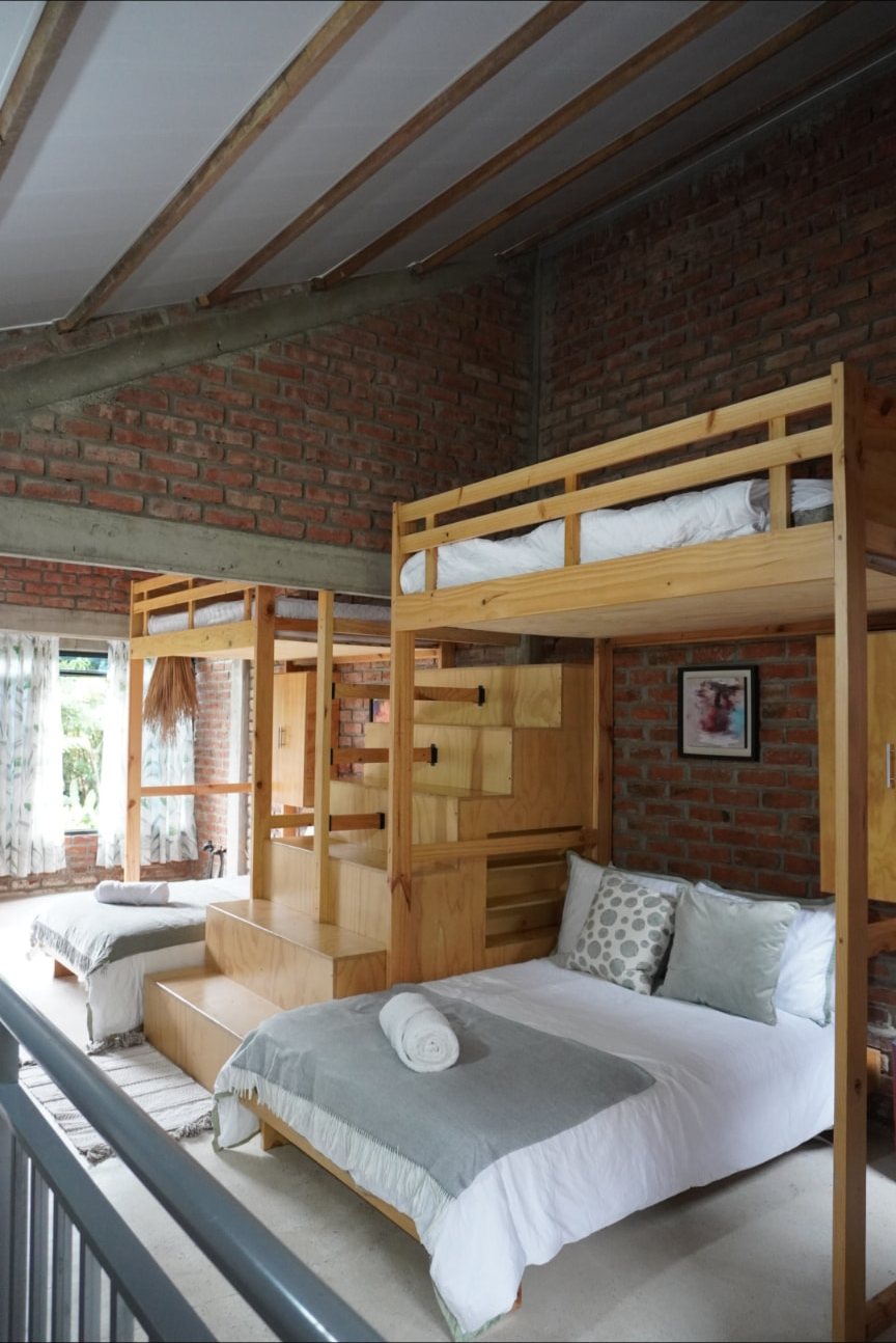 Vista de las habitaciones con literas y camas dobles en Wailele